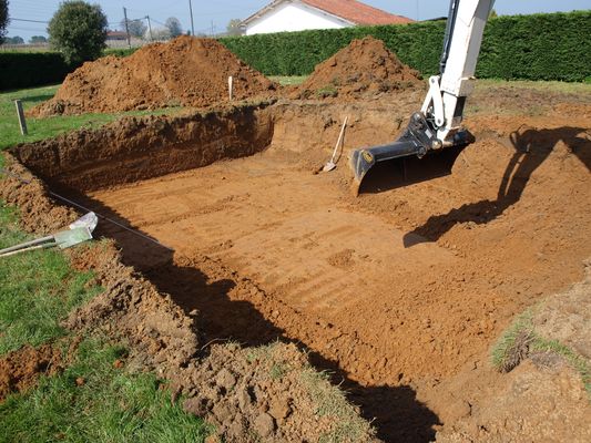 Terrassier à Brains-sur-les-Marches