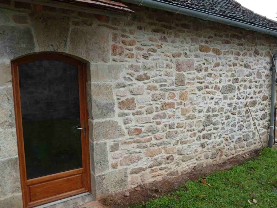 Joint à la chaux, façade en pierre Saint-Denis-de-Gastines